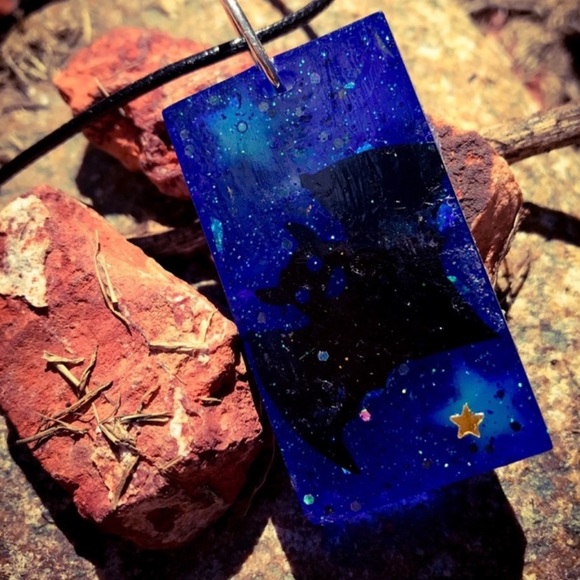 New Handmade Glow In The Dark Blue & Black Bat Necklace Great For Halloween - Picture 6 of 11